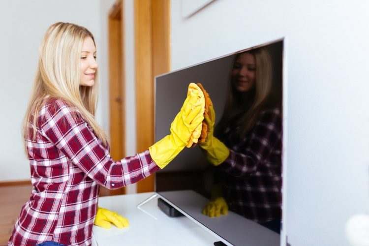 how to clean tv easily